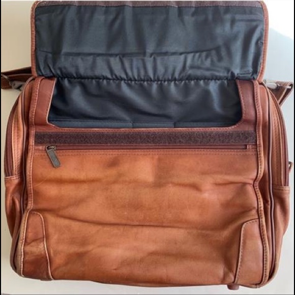 Avenues in leather Messenger Bag - Picture 4 of 10